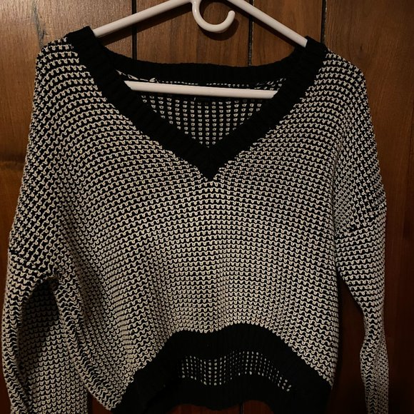 Forever 21 Sweaters - Forever 21 Cropped Sweater - Size S - Black and White